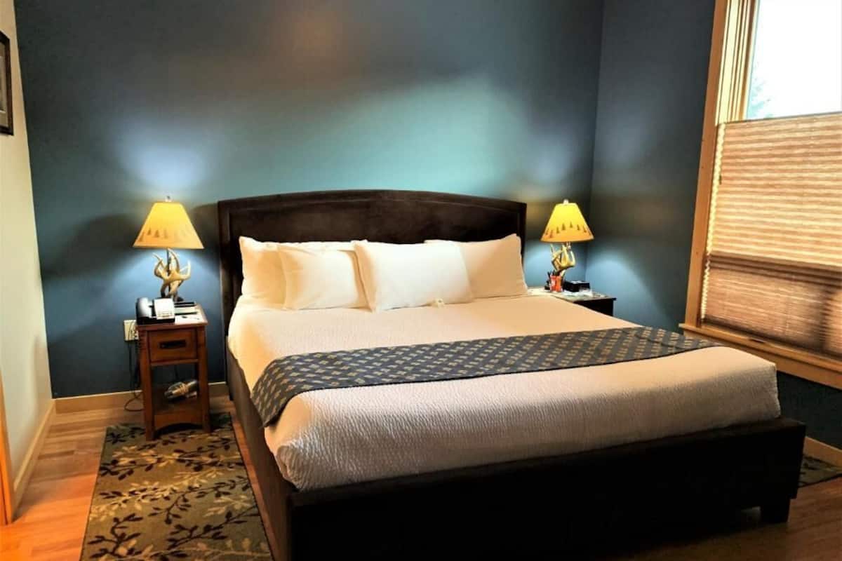 Enkeltværelse - 1 kingsize-seng - bakkeudsigt | Strygejern/strygebræt, gratis Wi-Fi