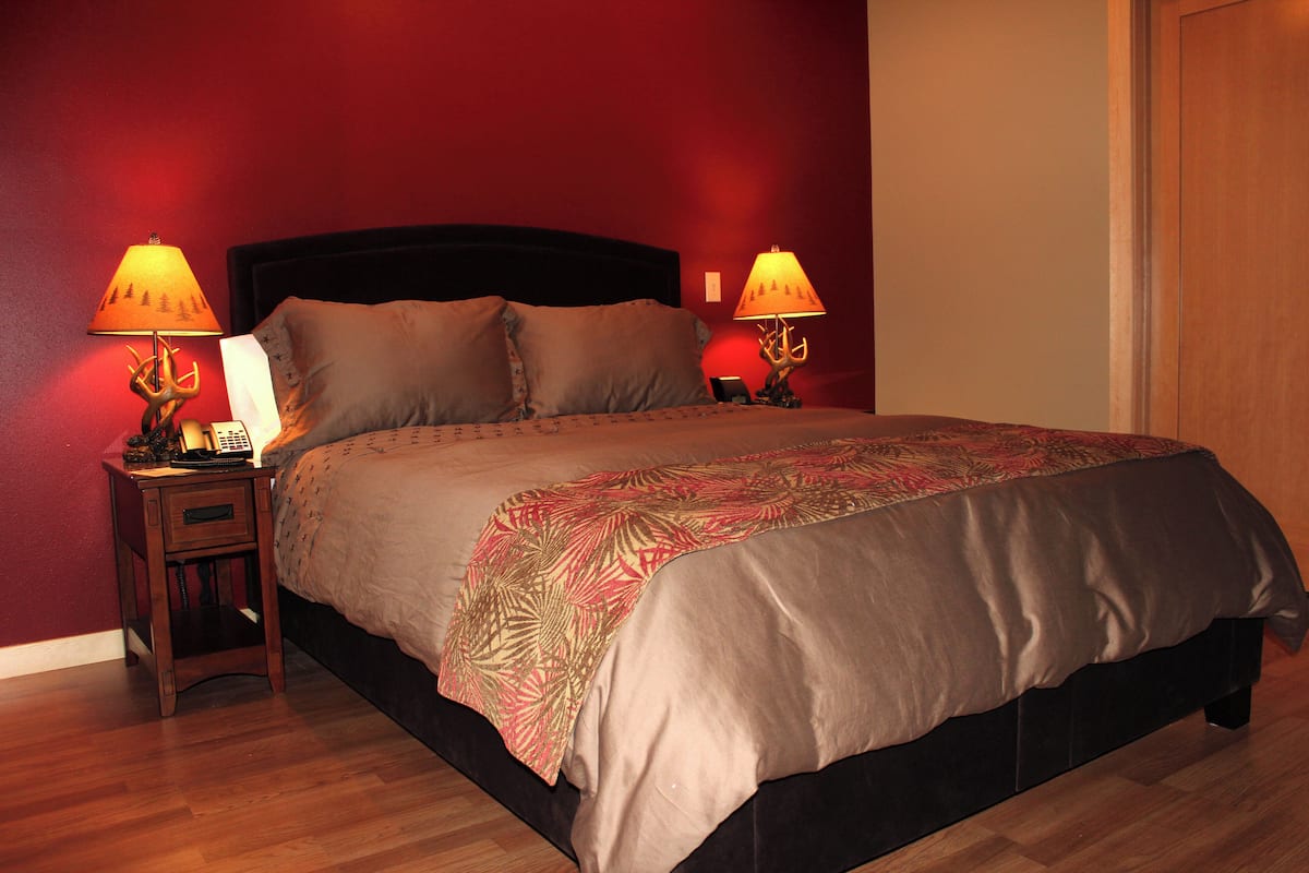 Single Room, 1 King Bed, Hill View | Iron/ironing board, free WiFi, bed sheets