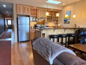 Suite - 1 kingsize-seng - udsigt til flod | Privat køkken