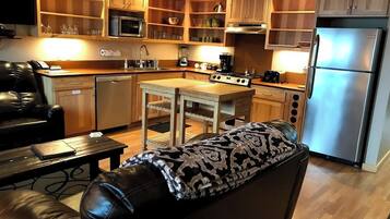 Suite - 1 kingsize-seng - tilpasset personer med nedsat mobilitet - udsigt til flod | Privat køkken