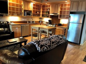 Suite, 1 kingsize bed, toegankelijk voor rolstoelgebruikers, uitzicht op rivier | Privékeuken