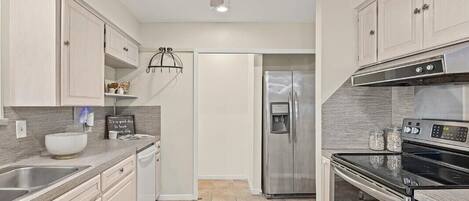 Mikrobølgeovn, ovn, kogeplade, opvaskemaskine