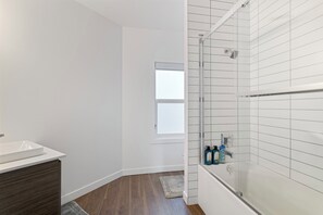 Secadora de cabello, toallas, jabón, papel de baño
