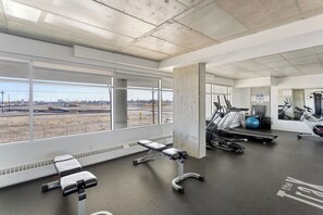 Fitness facility - King bed, 10ft Ceiling,5 mins to Rogers (Edmonton)
