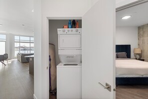 1 bedroom, iron/ironing board, WiFi, bed sheets - King bed, 10ft Ceiling,5 mins to Rogers (Edmonton)