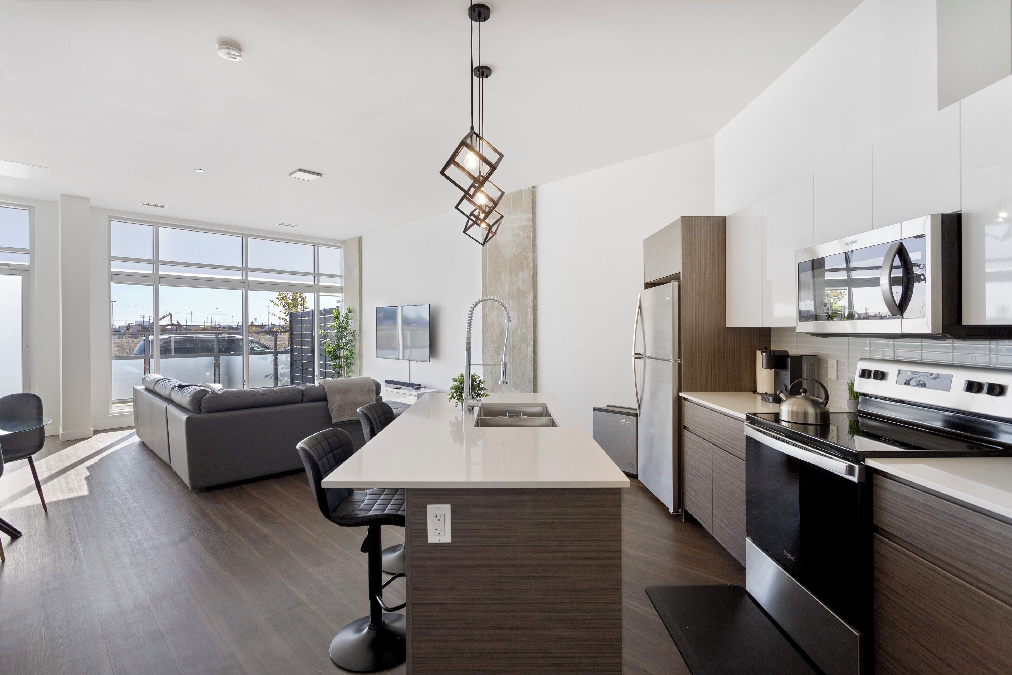 Four à micro-ondes, un four, surface de cuisson, lave-vaisselle