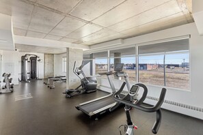 Fitness facility - King bed, 10ft Ceiling,5 mins to Rogers (Edmonton)