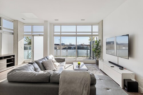 King bed, 10ft Ceiling,5 mins to Rogers