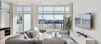 King bed, 10ft Ceiling,5 mins to Rogers