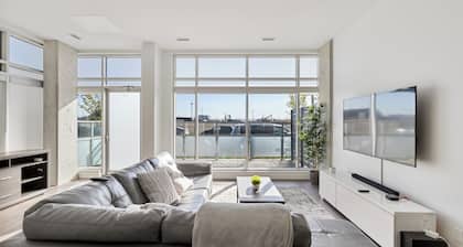 King bed, 10ft Ceiling,5 mins to Rogers