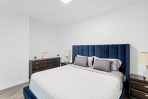 1 bedroom, iron/ironing board, WiFi, bed sheets - King bed, 10ft Ceiling,5 mins to Rogers (Edmonton)