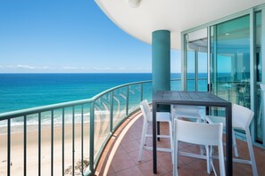 Outdoor dining - 2 Bedroom (1 King & 1 Bunk Bed) Ocean View apartment (Main Beach)