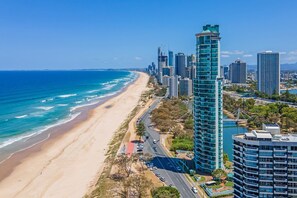 On the beach - 2 Bedroom (1 King & 1 Bunk Bed) Ocean View apartment (Main Beach)