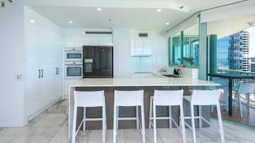 Fridge, microwave, stovetop, dishwasher