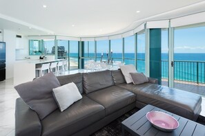 Smart TV, DVD player - 2 Bedroom (1 King & 1 Bunk Bed) Ocean View apartment (Main Beach)