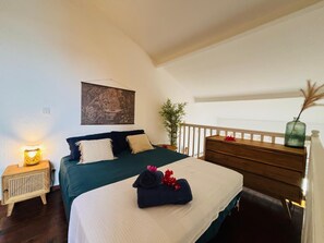 1 habitación, tabla de planchar con plancha y cuna de viaje 