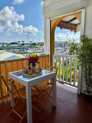 Outdoor dining - Sea view duplex with access to pools, beaches, restaurants, lagoon, excursions, ... (Saint-François)