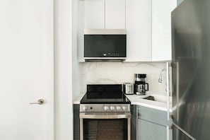 Een koelkast, een magnetron, een oven, een kookplaat
