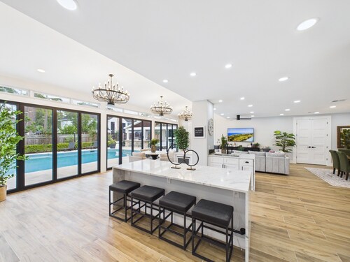 Wagon Wheel BNB 7 BDR house with pool + spa, 20 min to IAH