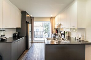 Jääkaappi, mikroaaltouuni, uuni, liesi