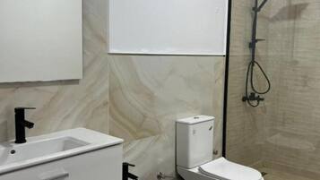 Doccia, asciugacapelli, asciugamani, sapone