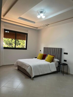 WiFi - 5 minutes to the theme park! Family sized condo with game room & deck (tanger)