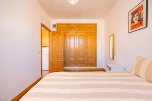 Tabla de planchar con plancha, cuna de viaje y wifi gratis 