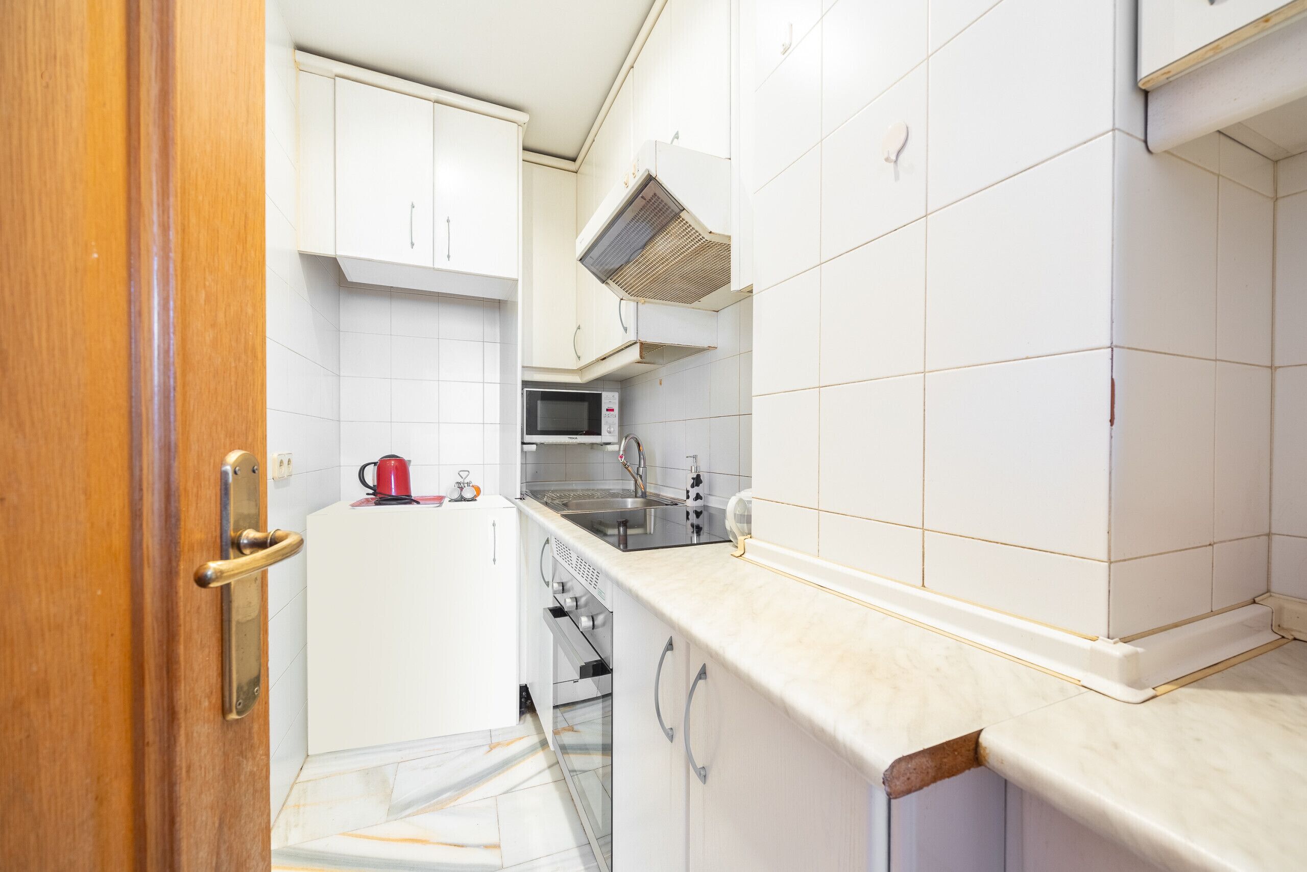 Refrigerador, microondas, horno y cafetera y tetera 