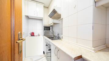 Refrigerador, microondas, horno y cafetera y tetera