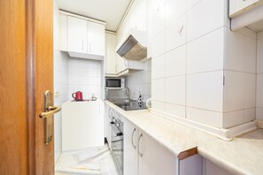 Refrigerador, microondas, horno y cafetera y tetera 