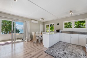 Dining - Hosts on the Coast Sunset Haven (Omokoroa)