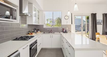 Peppi Hollow - 500 metres from the beach!