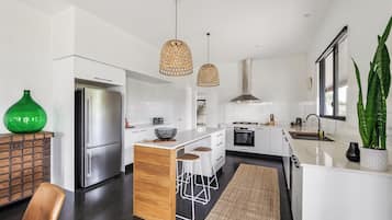 Een microgolfoven, een kookplaat, een vaatwasser