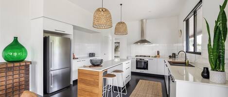 Microondas, placa de cocina, lavavajillas, cafetera/tetera