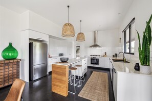 Micro-ondes, plaque de cuisson, lave-vaisselle, cafetière/bouilloire