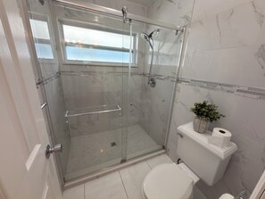 Secador de cabelo, toalhas de banho, sabonete, papel higiênico