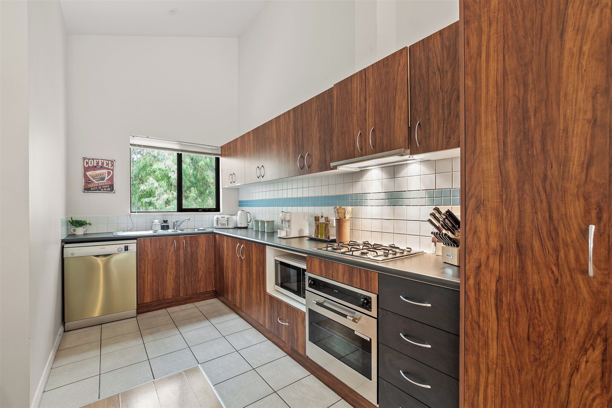 Micro-ondas, fogão, cooktop, lava-louças