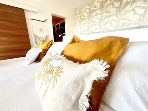 2 chambres, coffres-forts dans les chambres, fer et planche à repasser