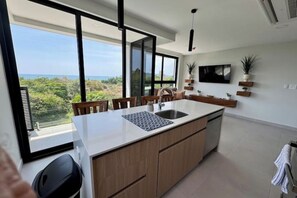 Private kitchen - New Condo, 2 minutes from the beach (Jacó)