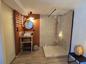 Douche, sèche-cheveux, serviettes fournies, savon