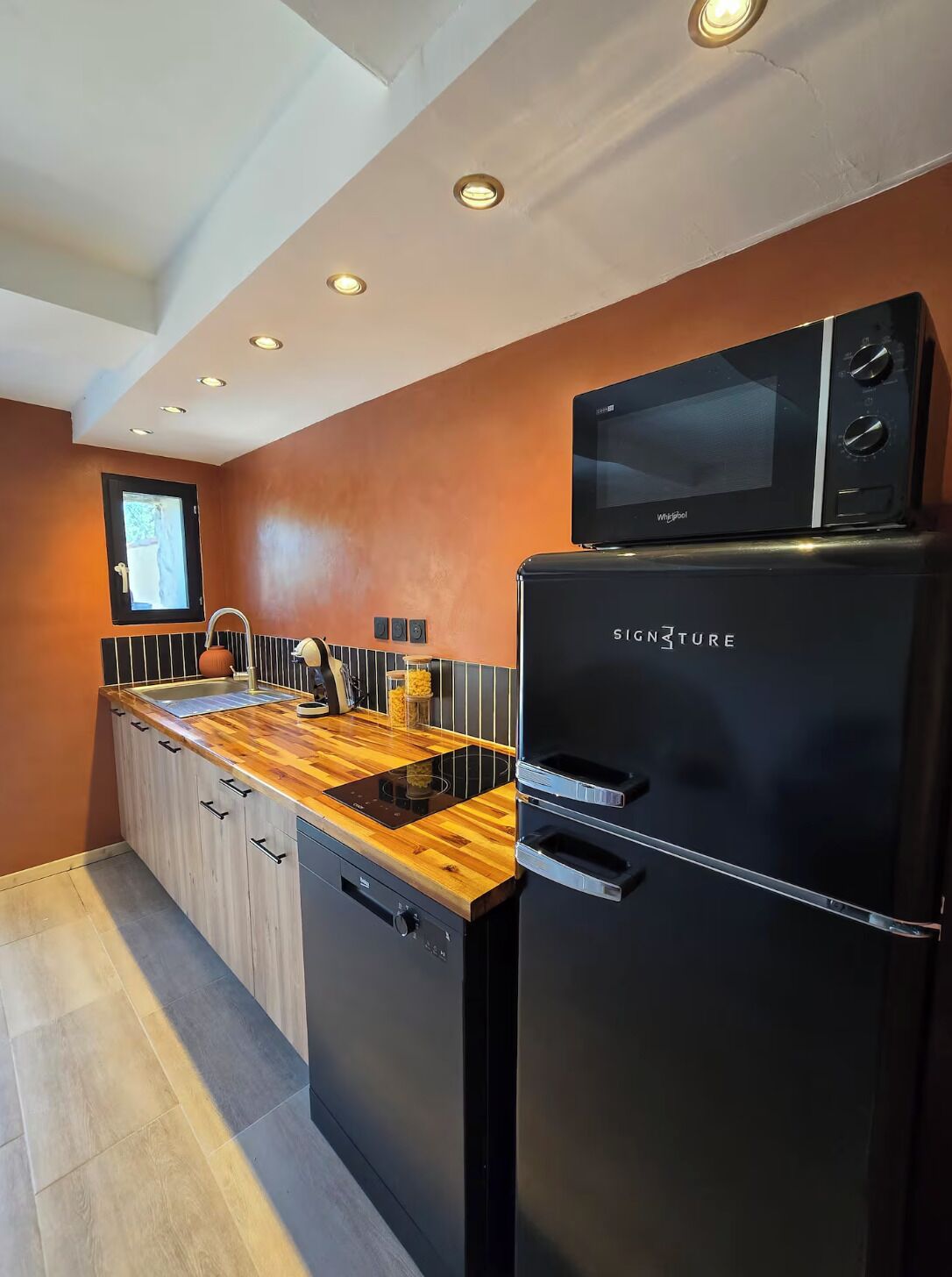 Frigorifero, microonde, piano cottura, lavastoviglie