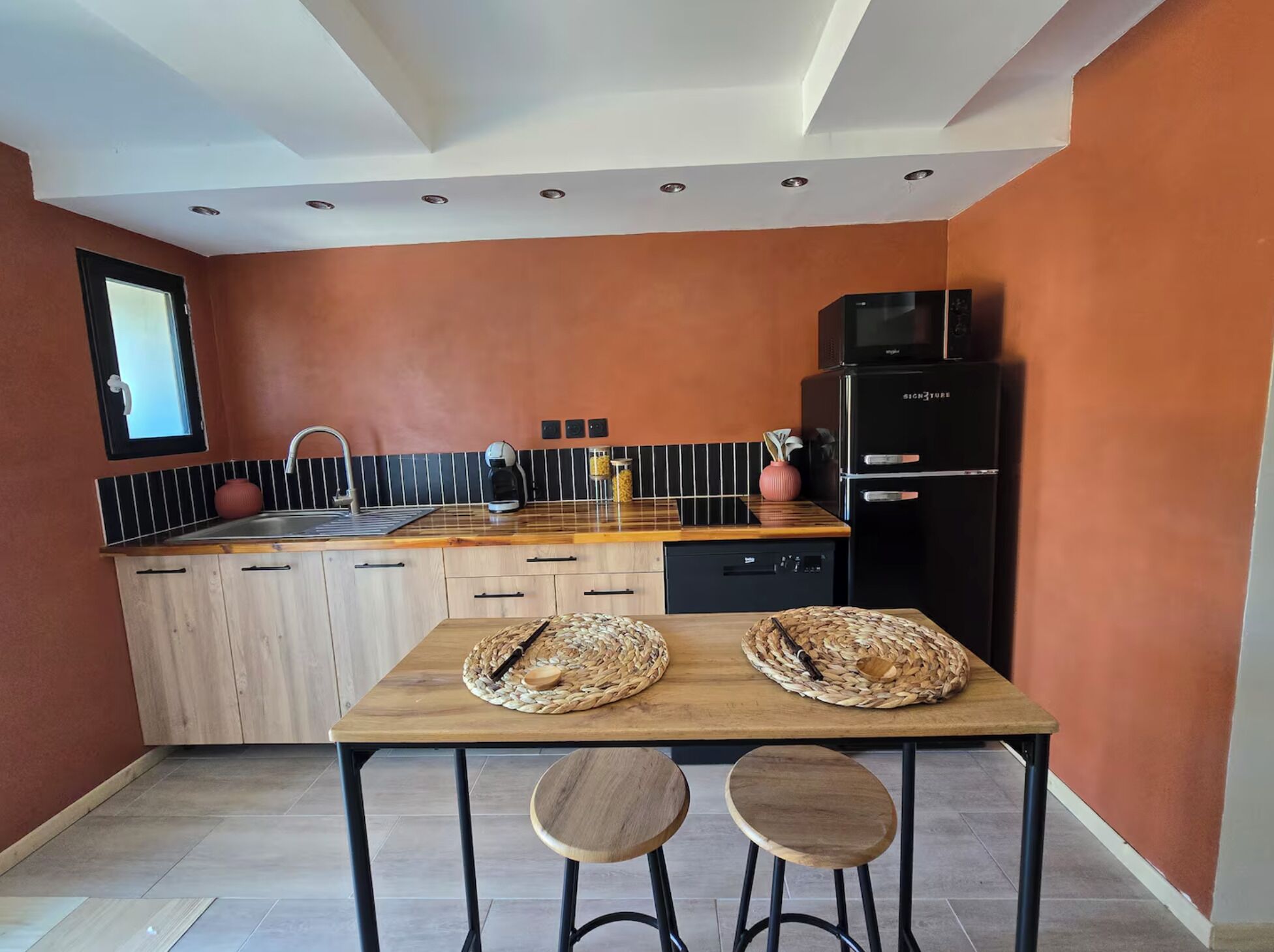 Frigorífico, microondas, placa de cocina y lavavajillas