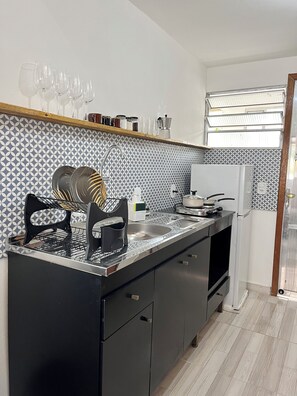 Fridge, stovetop, coffee/tea maker, toaster - Vacation home with terrace, barbecue, and great views; pets are welcome. (Armação dos Búzios)