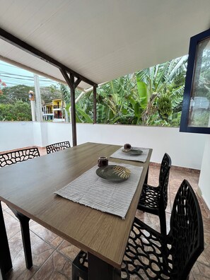 Outdoor dining - Vacation home with terrace, barbecue, and great views; pets are welcome. (Armação dos Búzios)