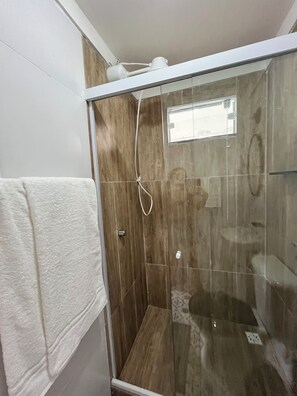Douche, serviettes fournies, savon, papier de toilette