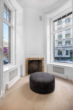 Coin salon dans le hall. Capsule residence