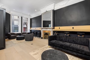 Lobby sitting area - Capsule residence (Montréal)