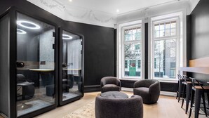 Un interior moderno con separador de vidrio, asientos cómodos y ventanas amplias.