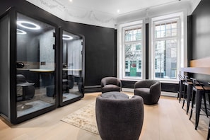 Lobby sitting area - Capsule residence (Montréal)
