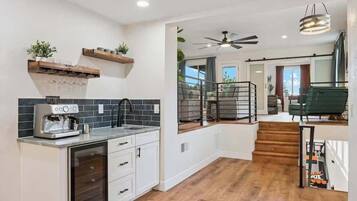 Réfrigérateur, four à micro-ondes, un four, surface de cuisson